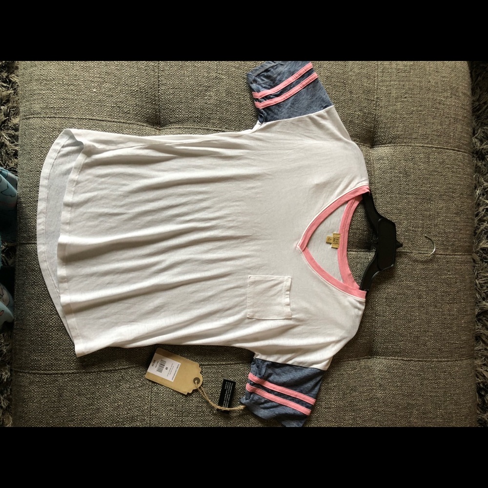 Cute white tee longer in the back with pocket